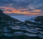 Landschaften-Wild-Atlantic-Way-Basalt-Abenddaemmerung-Basalt-Basaltsaeulen-Meereskueste-Irland-Nordirland-irische-nordirische-A_NIK4598a